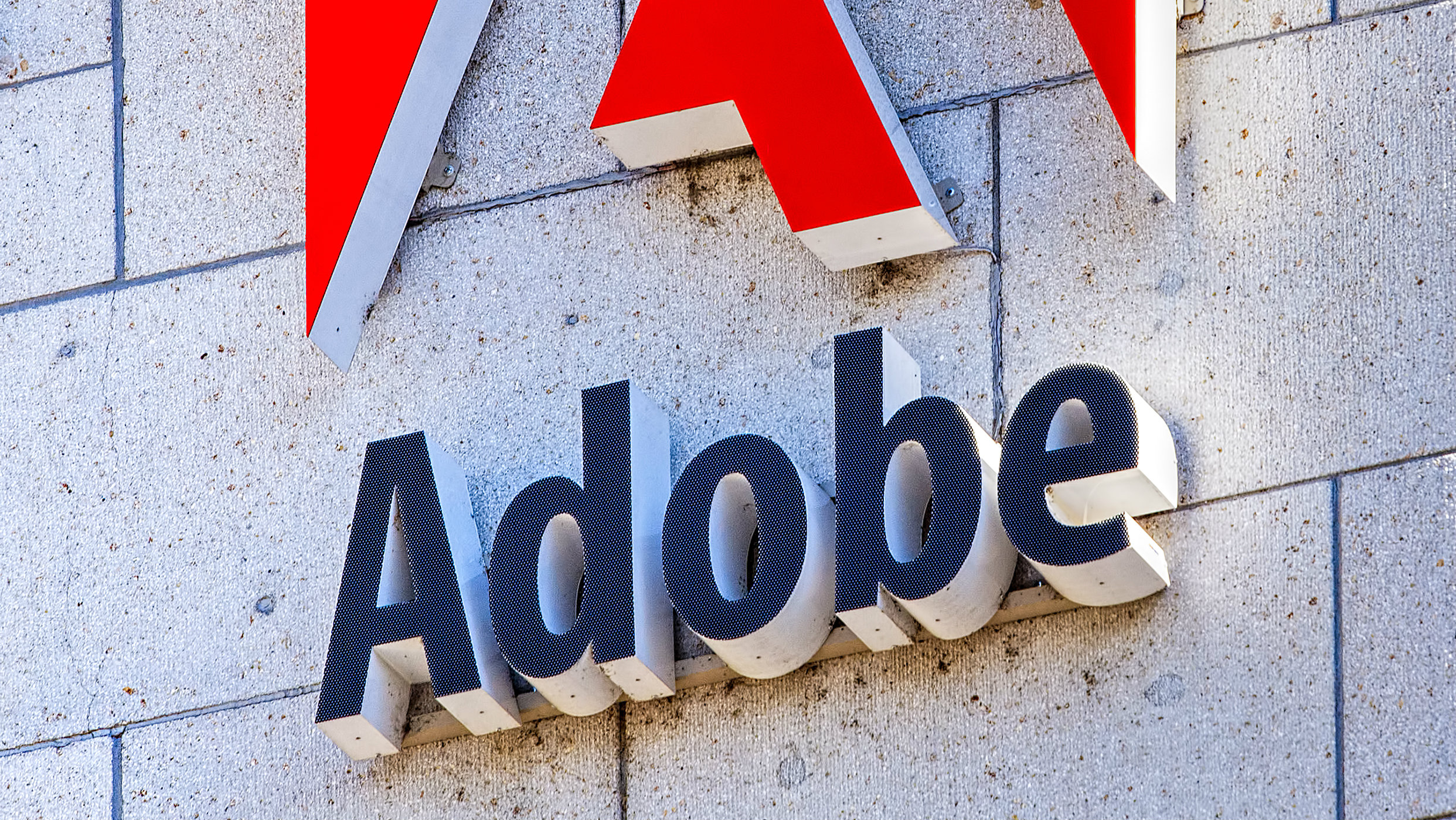 Adobe Flash는 웹 사이트의 95%가 폐기되기 전에 소프트웨어를 버리면서 거의 죽었습니다.