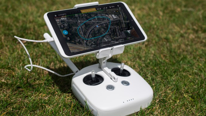 Avis DJI Phantom 3 Professional : Le nouveau contrôleur de vol peut contenir de grandes tablettes ainsi que des téléphones