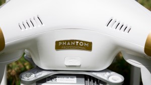 DJI Phantom 3 Professional im Test: Abgesehen von der goldenen Plakette sieht die Phantom 3 genauso aus wie ihr Vorgänger